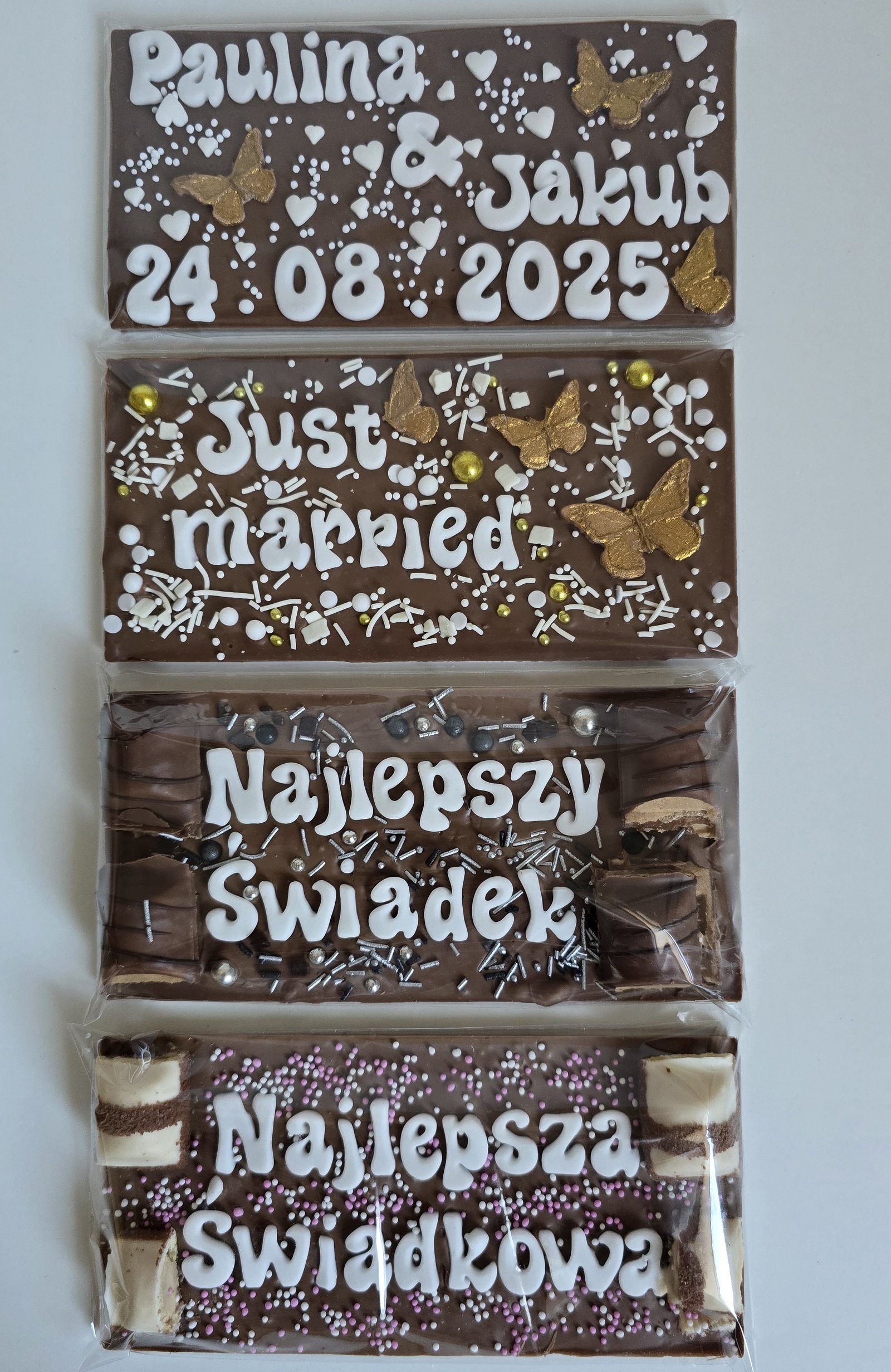 Zapakowane personalizowane czekolady na prezent