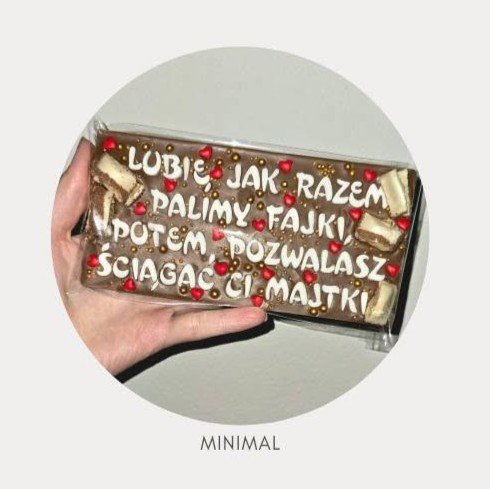 Minimal, prosty styl czcionki do dłuższego napisu na czekoladzie