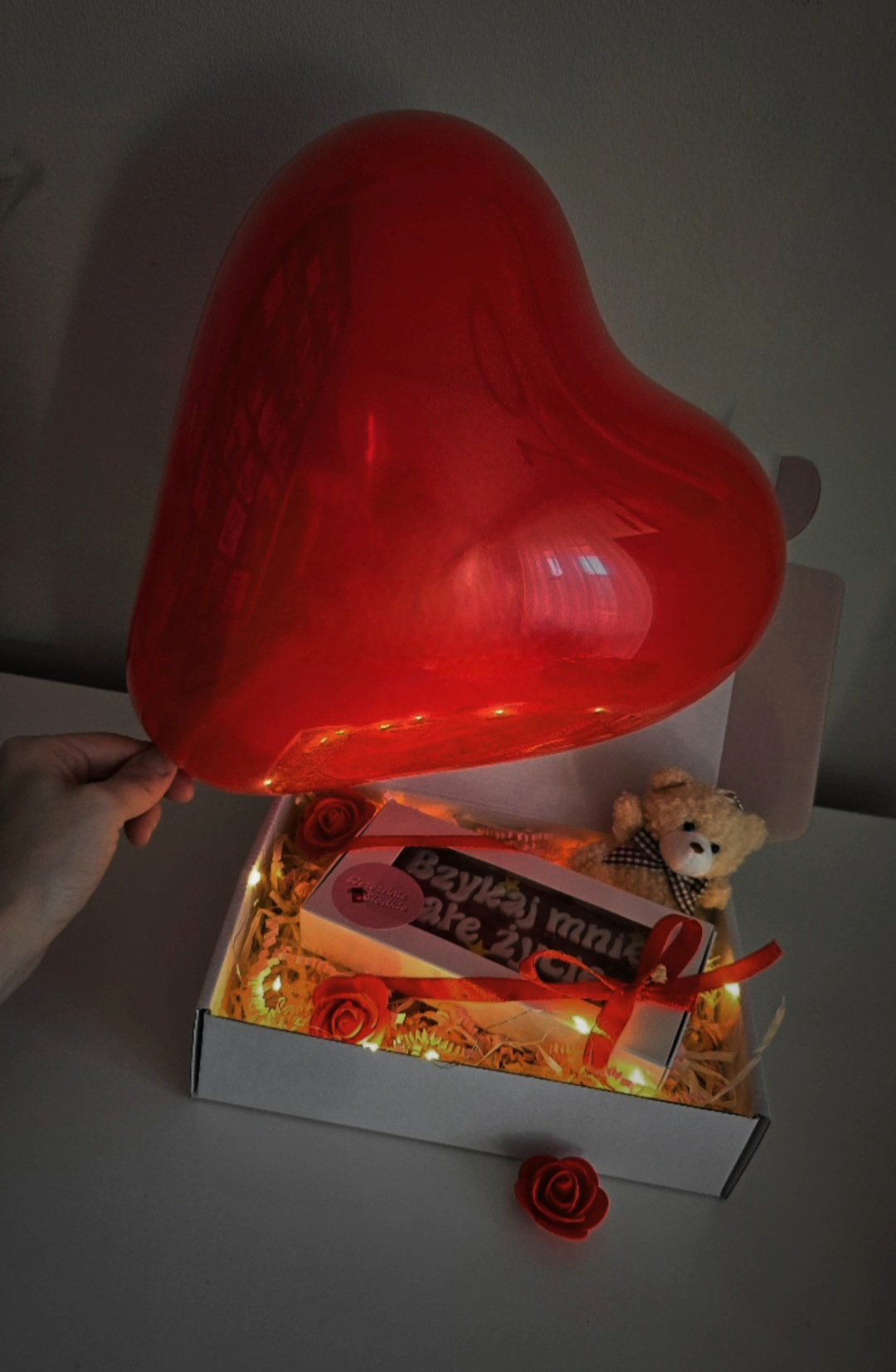 Prezentowy box z personalizowaną czekoladą, balonem i dodatkami